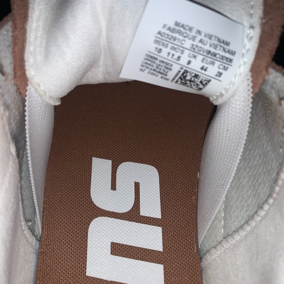 Converse size 10 men's or  11.5 woman's only worn once - Picture 2 of 4